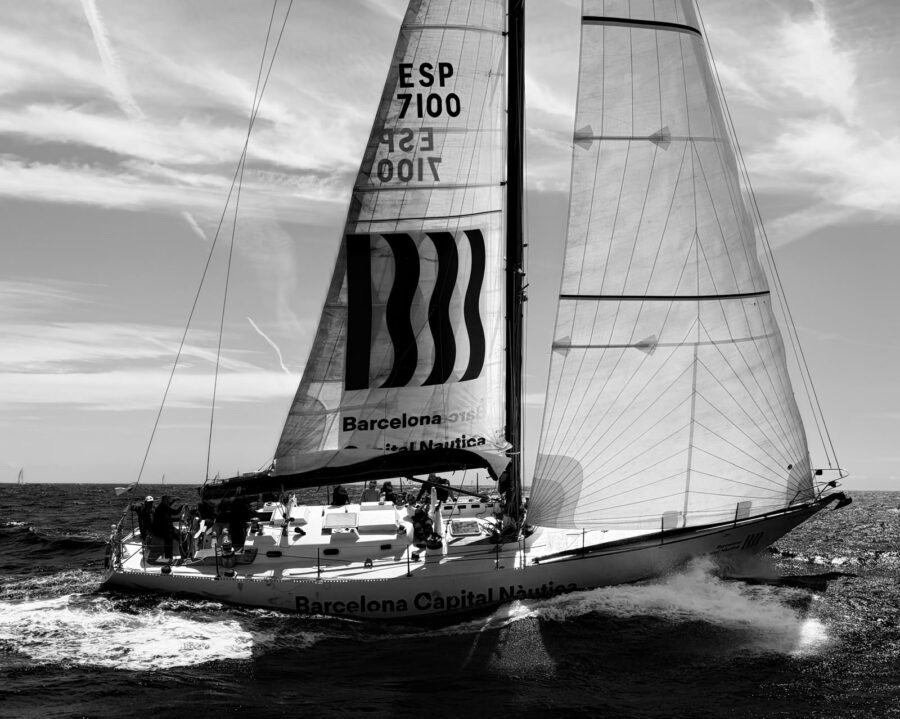 Vaixell Charisma de la Fundació Barcelona Capital Nàutica navegant durant la Regata 5 Clubs al litoral català.