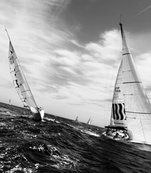 5 clubs_foto Mariona Massana_1 El Charisma de la Fundació Barcelona Capital Nàutica navegant durant la Regata 5 Clubs al litoral català amb diverses embarcacions en competició.