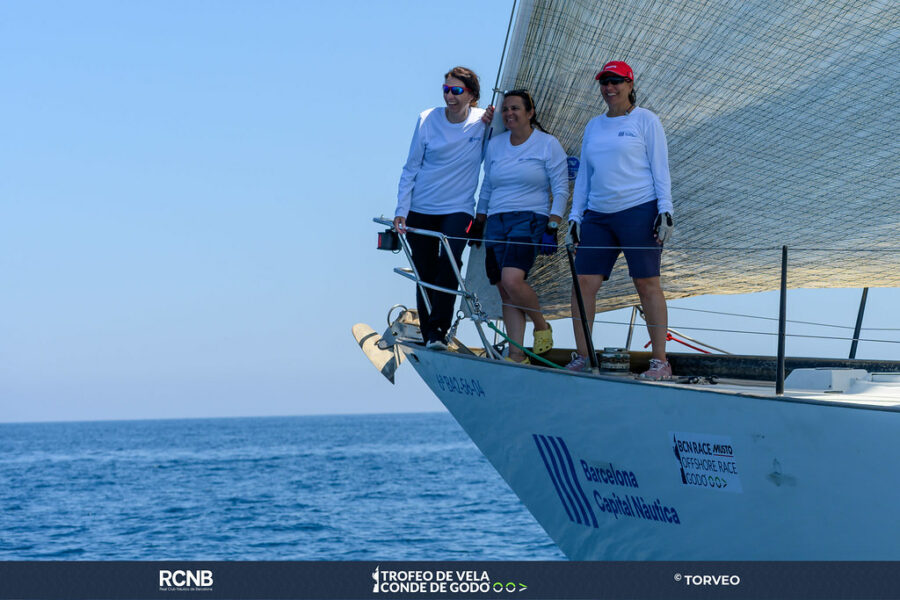 Tripulació del Charisma a la proa de l’embarcació durant la BCN Race Musto Offshore Godó OOA.