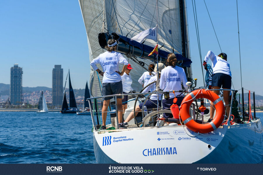 Equip femení del Charisma navegant davant la costa de Barcelona durant el Trofeu Conde de Godó.