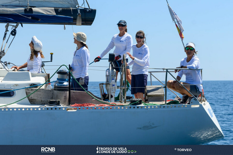 Regatistes de l’equip femení del Charisma maniobrant a bord durant la BCN Race Musto Offshore Godó OOA.