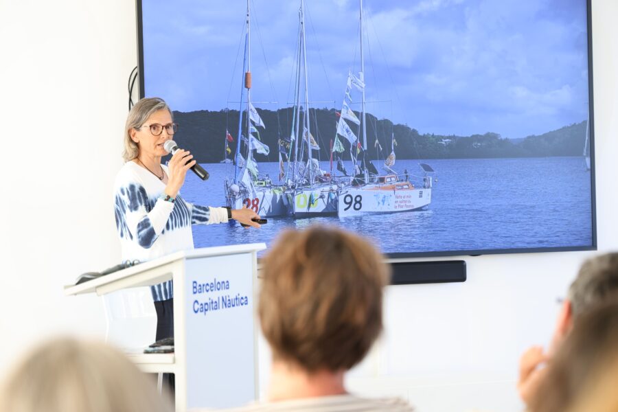 Pilar Pasanau explicant la seva experiència de volta al món en solitari durant la conferència a Barcelona Capital Nàutica.