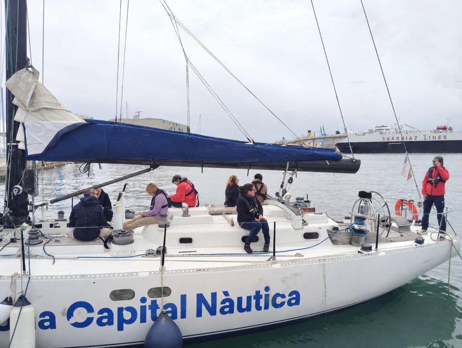 Taula de treball amb municipis costaners de Barcelona a bord d’un veler de la Fundació Barcelona Capital Nàutica, amb Pilar Pasanau com a patrona, per apropar el mar com a espai compartit d’esport, territori i cohesió.