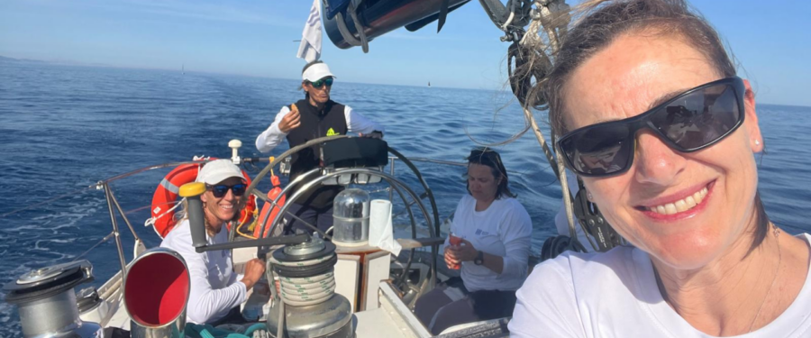 Tripulació femenina del Charisma navegant durant la BCN Race Musto Offshore Godó OOA, en el marc del Trofeu Conde de Godó, amb mar calmada i condicions de poc vent.