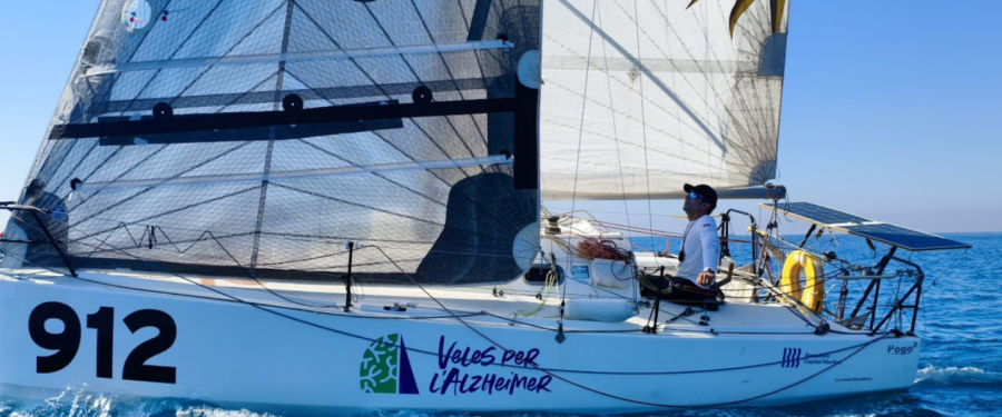 Navegant a bord d’un Classe Mini 6.50 durant els entrenaments de la Classe Mini 6.50 a Barcelona preparant la SOLOMED 2026.