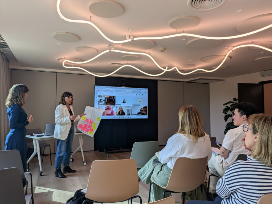 Sessió de treball sobre economia blava amb participants presencials i en línia en una jornada centrada en innovació, recerca i compartició de dades vinculades al desenvolupament sostenible del sector marítim.