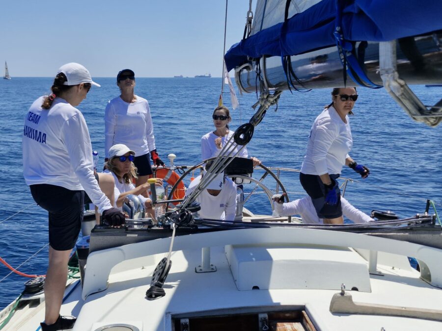 Regatista de l’equip femení del Charisma governant l’embarcació durant la BCN Race Musto Offshore Godó OOA.