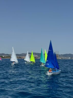 Varios vaixells de la classe Hansa 303 naveguen a mar obert, participant en una regata inclusiva i adaptada, posant en valor la participació d’esportistes de totes les edats i habilitats.