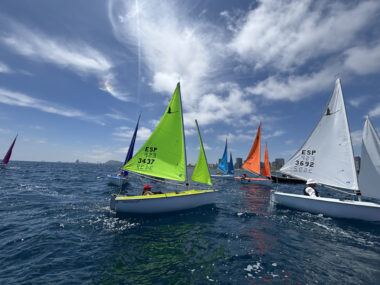 Varios vaixells de la classe Hansa 303 naveguen a mar obert, participant en una regata inclusiva i adaptada, posant en valor la participació d’esportistes de totes les edats i habilitats.