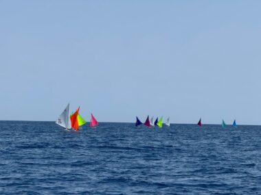 Varios vaixells de la classe Hansa 303 naveguen a mar obert, participant en una regata inclusiva i adaptada, posant en valor la participació d’esportistes de totes les edats i habilitats.