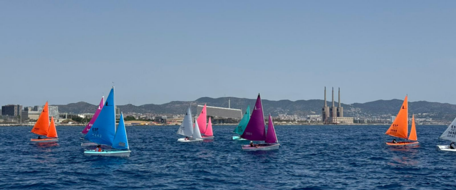Varios vaixells de la classe Hansa 303 naveguen a mar obert, participant en una regata inclusiva i adaptada, posant en valor la participació d’esportistes de totes les edats i habilitats.
