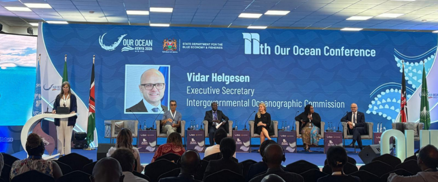Panoràmica de la sala del 11th Our Ocean Conference a Mombasa, amb assistents asseguts davant de l’escenari i la pantalla principal. La delegació internacional, inclosa la Fundació Barcelona Capital Nàutica, participa en debats sobre economia oceànica sostenible, governança dels espais marins i innovació blava.