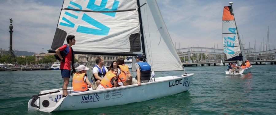 Participants d’un tast de vela naveguen pel Port Vell de Barcelona durant les jornades de Portes Obertes del Port, descobrint la vela i el mar en una activitat oberta a tota la ciutadania.