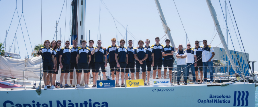 Jugadors i membres del cos tècnic del CN Atlètic-Barceloneta a bord de l'IMOCA de la Fundació Barcelona Capital Nàutica durant la presentació oficial de l'equip.