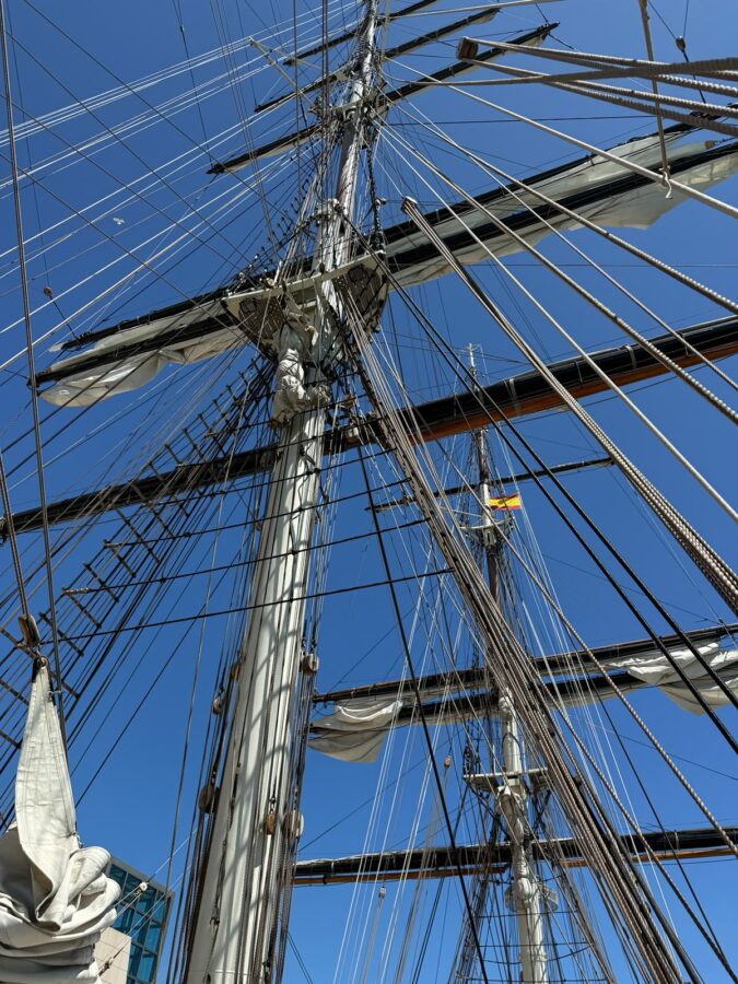 Detalle de los mástiles, las vergas y el complejo entramado de cabos del Clipper Stad Amsterdam, un ejemplo de innovación y tradición marítima, visto desde cubierta.