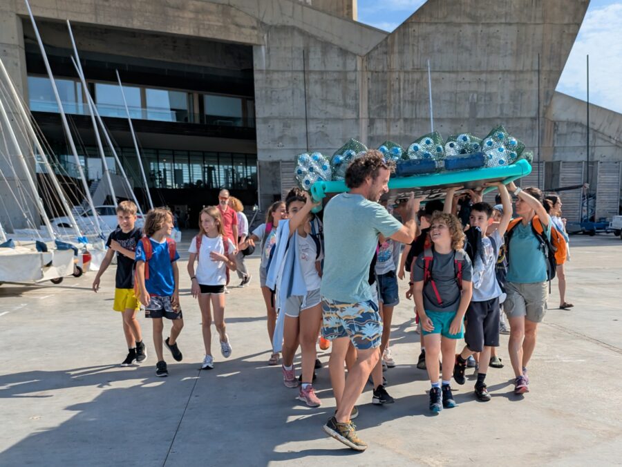 Aprofitant que s’acaba el curs escolar l’alumnat de 5è de primària de l’Escola Heura ha culminat al mar un dels reptes treballats a l’aula.