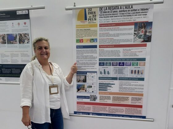 Participant davant del pòster del projecte educatiu «22 dies en 22 peus: aventura en solitari a l’Atlàntic» durant l’EMSEA Conference 2026.