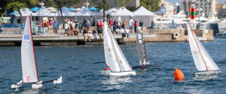 Embarcacions de vela radiocontrolada durant la RC Barcelona Cup 2026 al Port Vell de Barcelona, en el marc del Saló Nàutic.