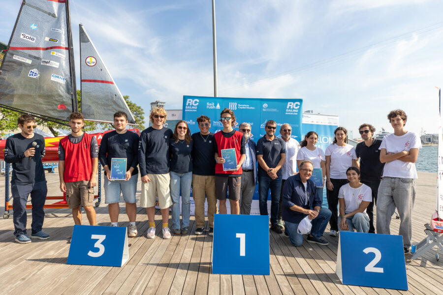 Participants i organitzadors de la RC Barcelona Cup 2026 durant la fotografia de podi al Saló Nàutic de Barcelona.