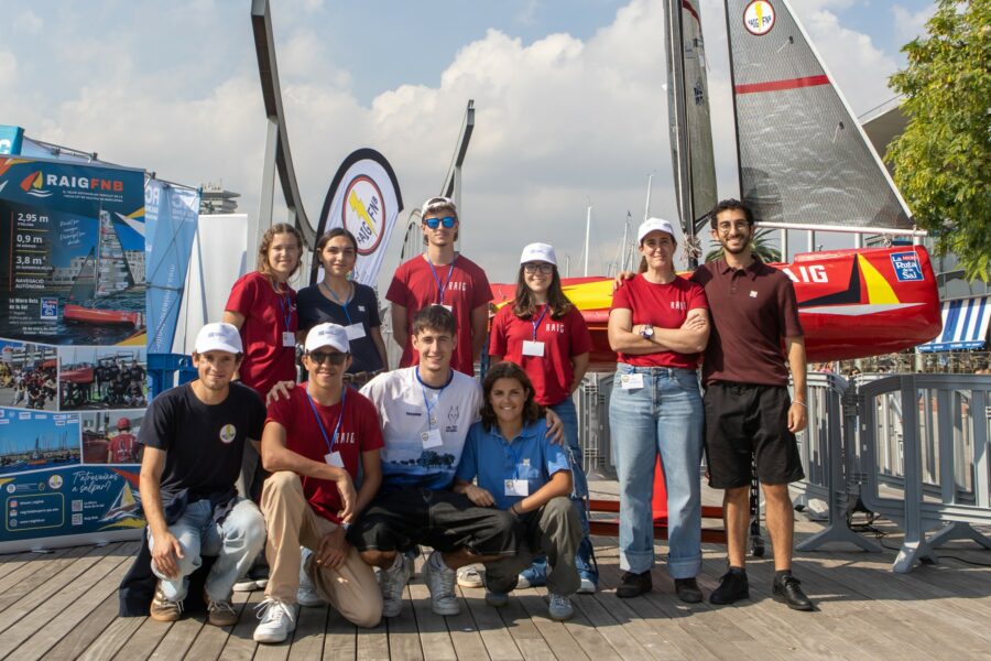 1. Participants de la RC Barcelona Cup 2026 preparant una embarcació de vela radiocontrolada al Port Vell.