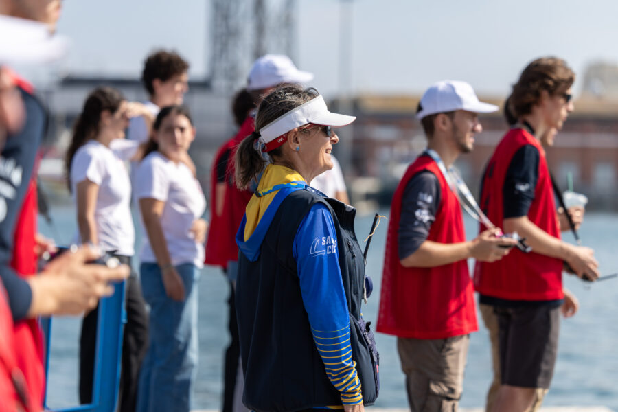 Participant de la RC Barcelona Cup 2026 observant les proves de vela al Port Vell de Barcelona.