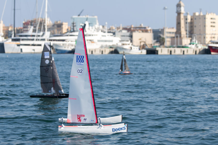 Embarcació de vela radiocontrolada amb el número 02 durant la RC Barcelona Cup 2026 al Port Vell.