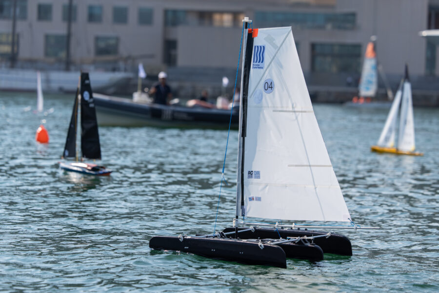Embarcacions de vela radiocontrolada competint al Port Vell durant la RC Barcelona Cup 2026.