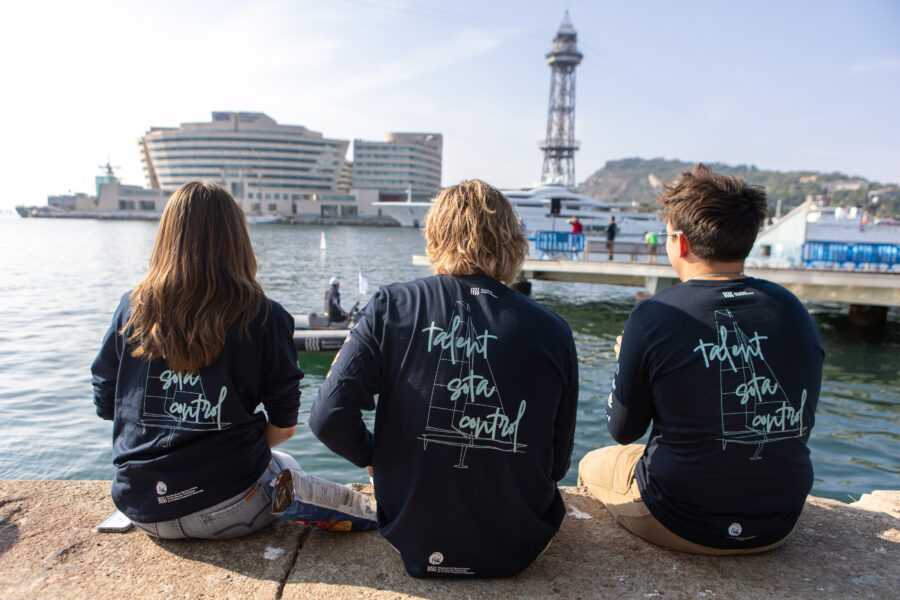 Participants de la RC Barcelona Cup 2026 al Saló Nàutic de Barcelona, reunits davant del mar després de la competició.