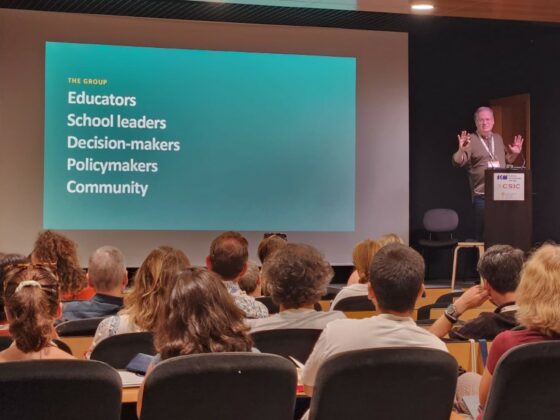 Ponència durant l’EMSEA Conference 2026, amb una presentació sobre educació oceànica davant del públic assistent.