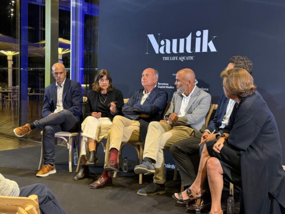 Participants en una taula rodona de Nautik sobre el futur i la competitivitat del sector nàutic.